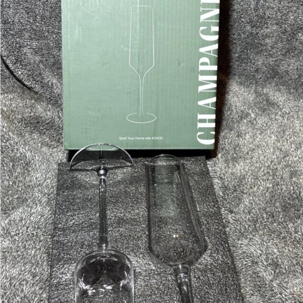 KOIOS Hand Blown Crystal Champagne Flutes New in Box set of 2